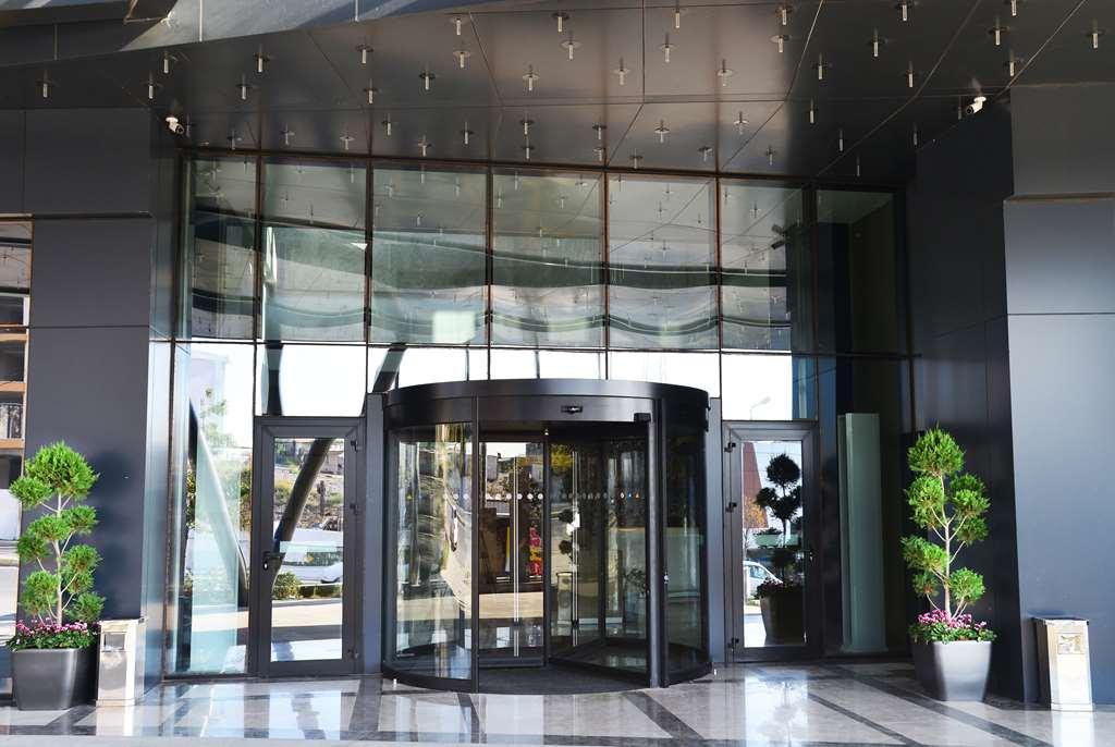 Tryp By Wyndham Istanbul Basin Ekspres Hotel Exterior foto Entrance of the hotel