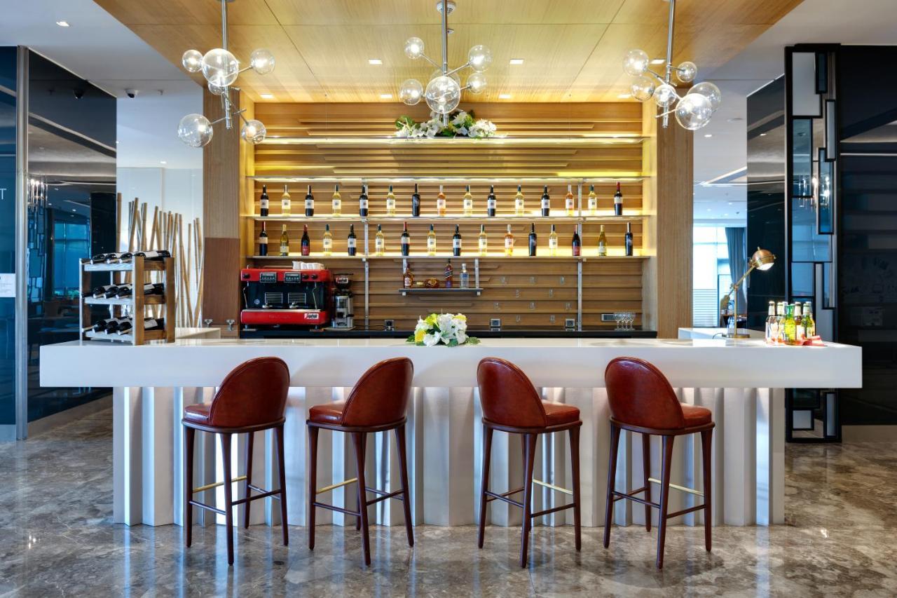 Tryp By Wyndham Istanbul Basin Ekspres Hotel Exterior foto The bar at the lounge