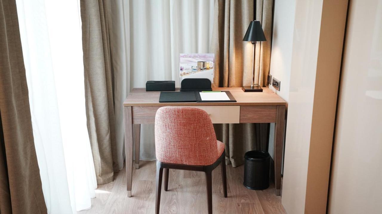 Tryp By Wyndham Istanbul Basin Ekspres Hotel Exterior foto A writing desk in a hotel room