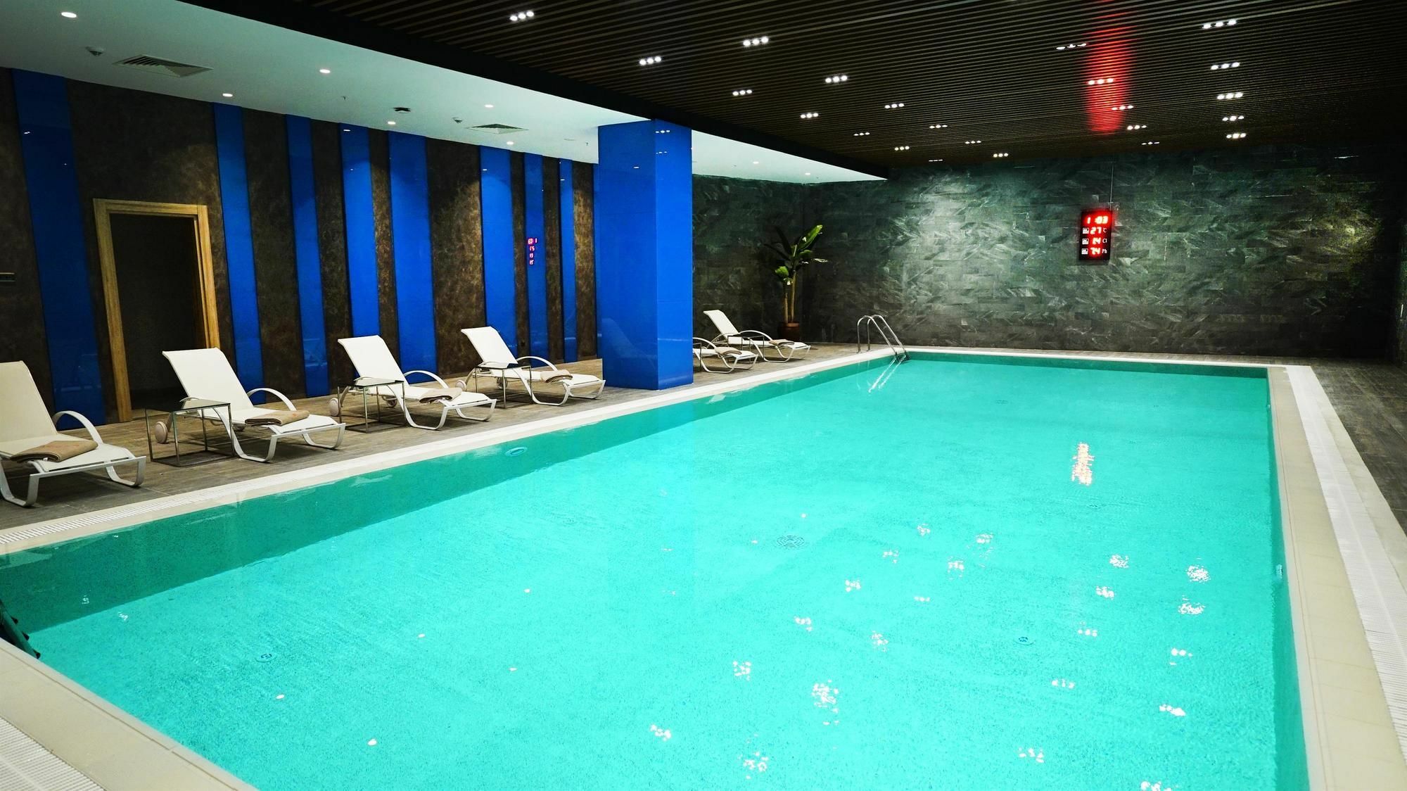 Tryp By Wyndham Istanbul Basin Ekspres Hotel Exterior foto The pool at the hotel