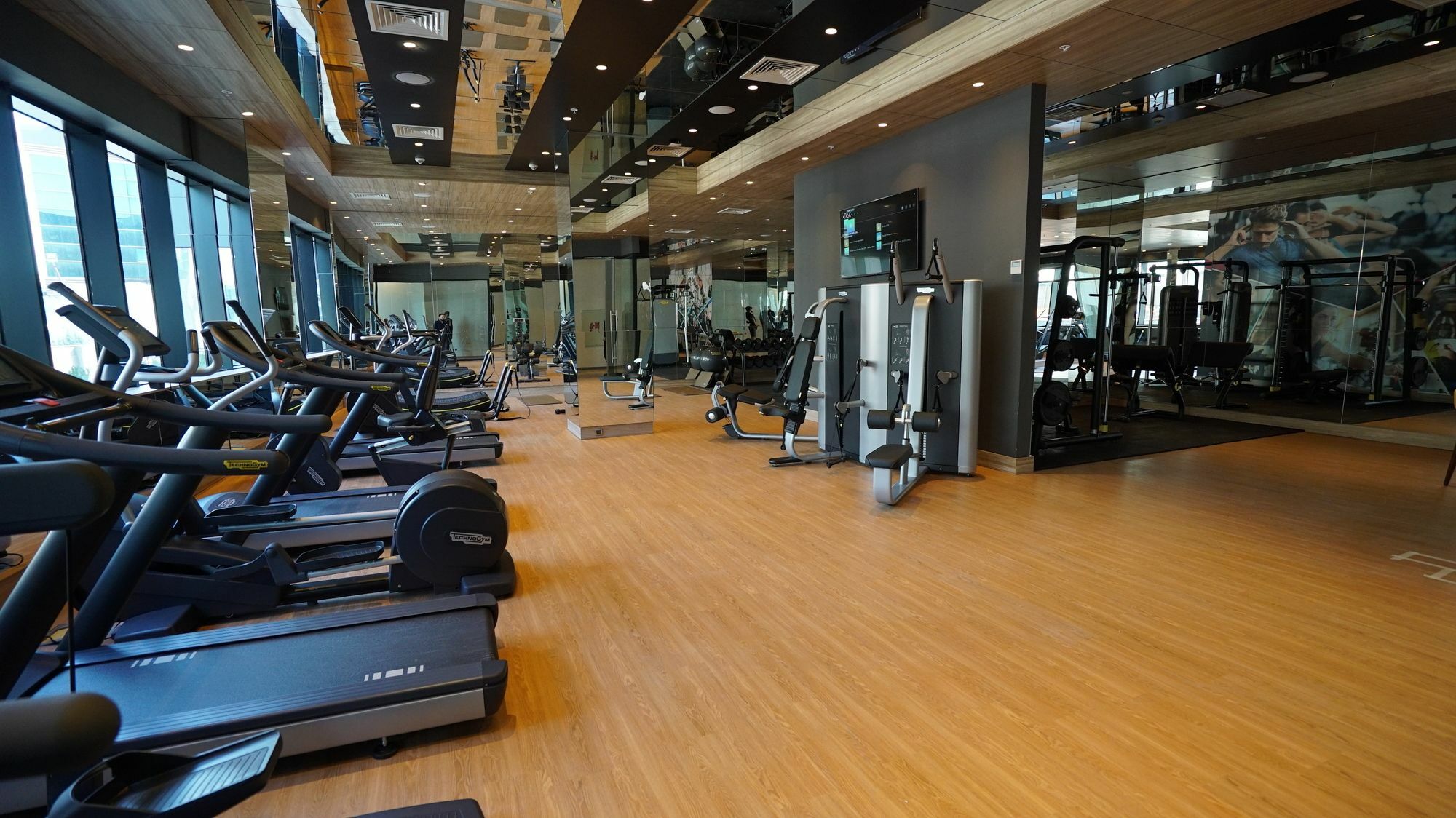 Tryp By Wyndham Istanbul Basin Ekspres Hotel Exterior foto The gym at the hotel